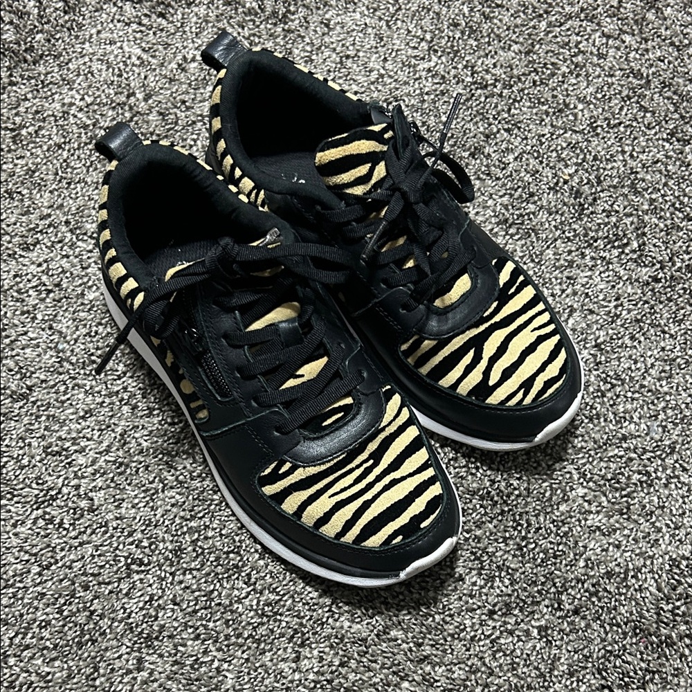 Vionic Black and White Sole Sneakers